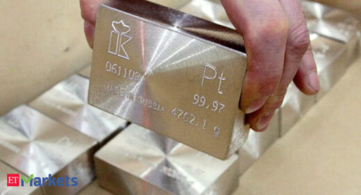 Gold edges higher, platinum rallies for third day in a row