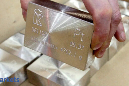 Gold edges higher, platinum rallies for third day in a row