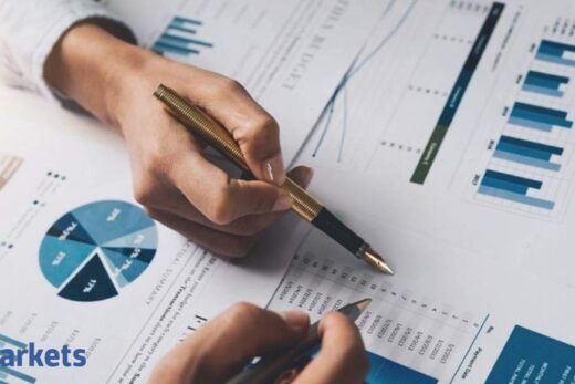 10 stocks that top mutual funds bought & sold in February