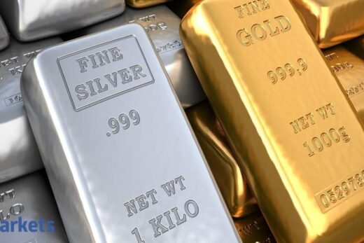 Gold price falls Rs 138 today, silver declines Rs 320