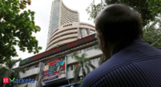 Sensex erases day's gain amid selling pressure in bank stocks; RIL, HDFC Bank key drags