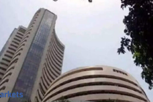 Sensex gains 300 points, Nifty tops 14,900; HDFC gains 1%