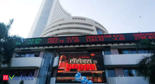 Sensex and Nifty: Sensex remains under pressure ahead of F&O expiry; banks see selling, IT stocks gain