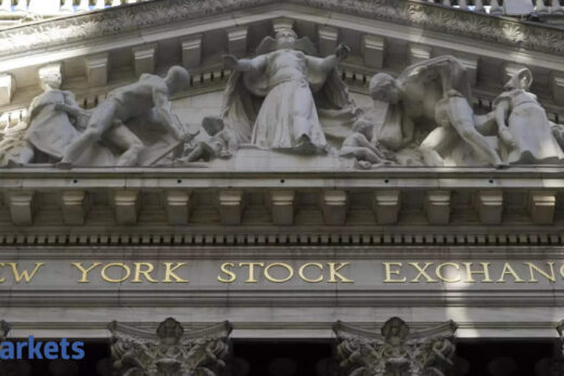 Fed officials to sell stocks to avoid apparent conflict of interest