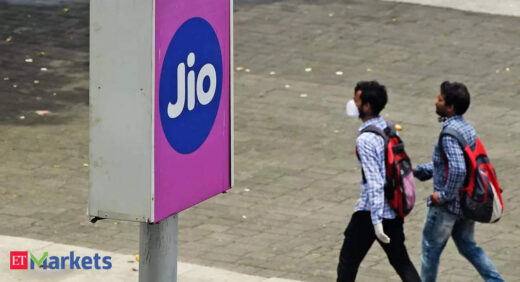 jio: Reliance Jio pips Airtel in active user additions