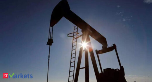 Crude oil futures drop 1% on weak spot demand