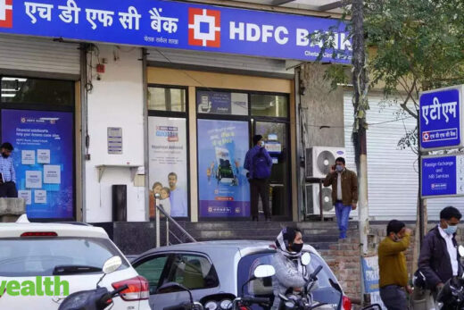 HDFC bank issues 400,000 credit cards after embargo